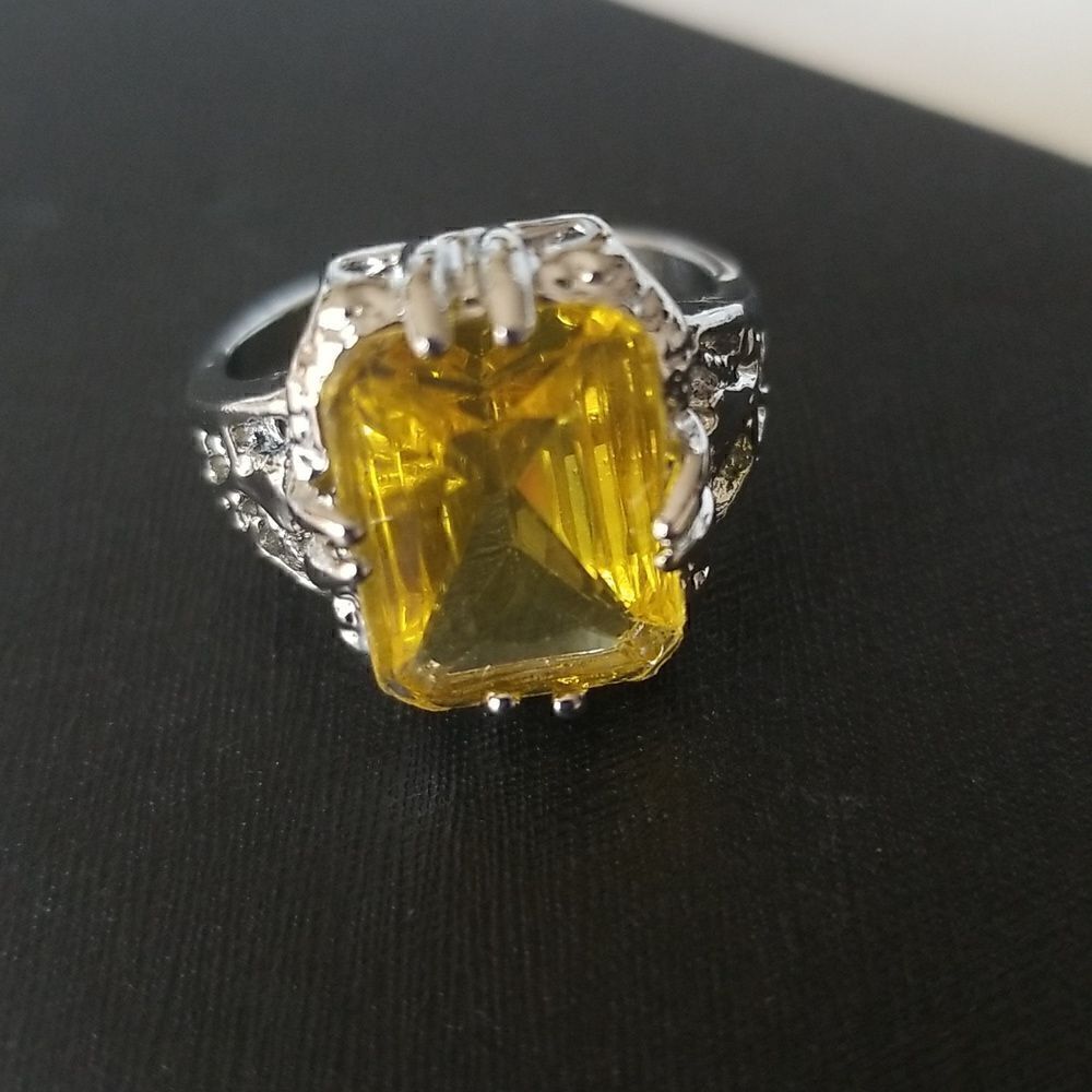 Size 9 clear yellow stone with silvertone band